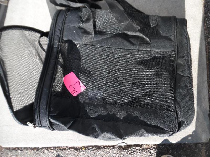 Soft side pet carrier