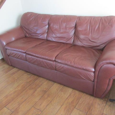 lot 1 image: Leather Living Room Set
