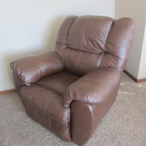 lot 10 image: Leather Recliner