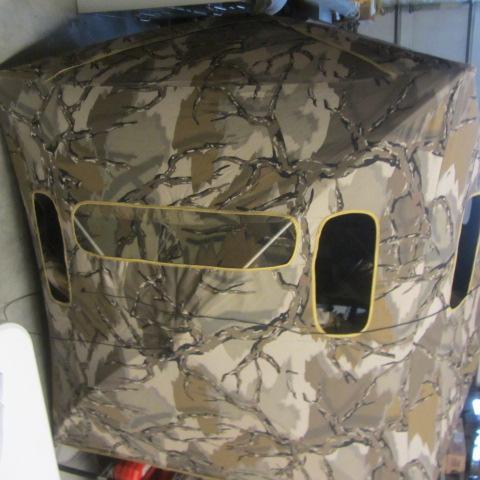lot 127 image: Popup Hunting Blind