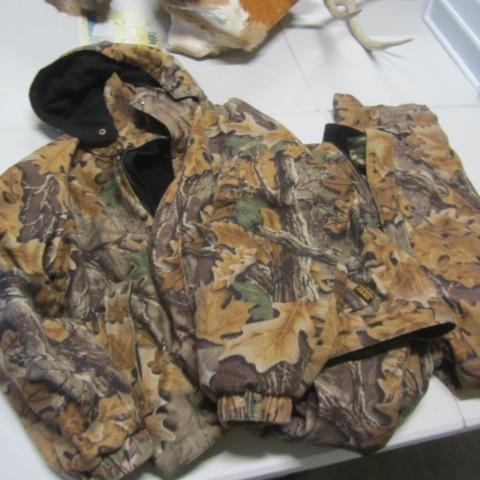 lot 129 image: Insulated Hunting Jacket & Bibs