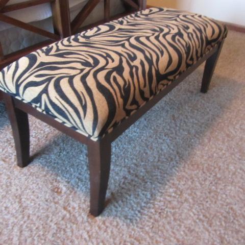lot 20 image: Fabric Top Bench