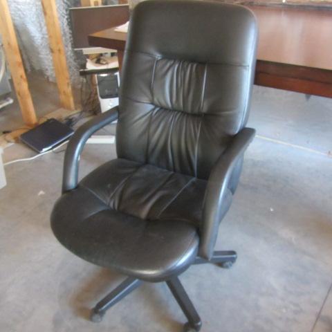lot 27 image: Executive Office Chair
