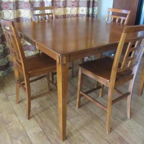 lot 4 image: Pub Table & Chairs