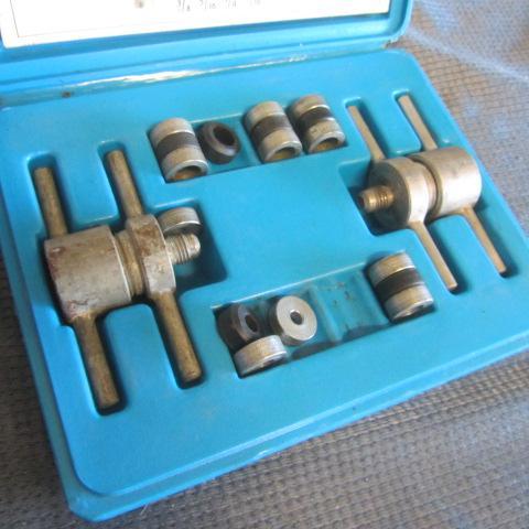 lot 86 image: Robinair Adapter Kit