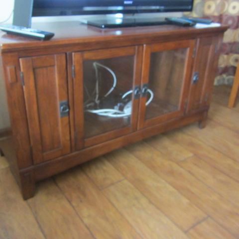 lot 9 image: Cabinet - TV Stand