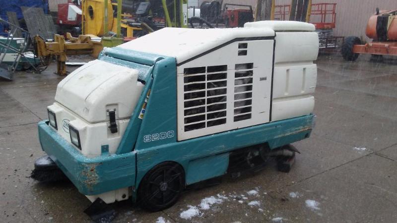 lot 2 image: Tenant 8200 Floor Sweeper Scrubber Combo. Runs.