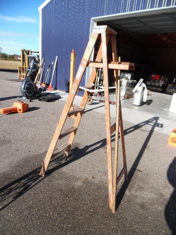 lot 13 image: Ladder