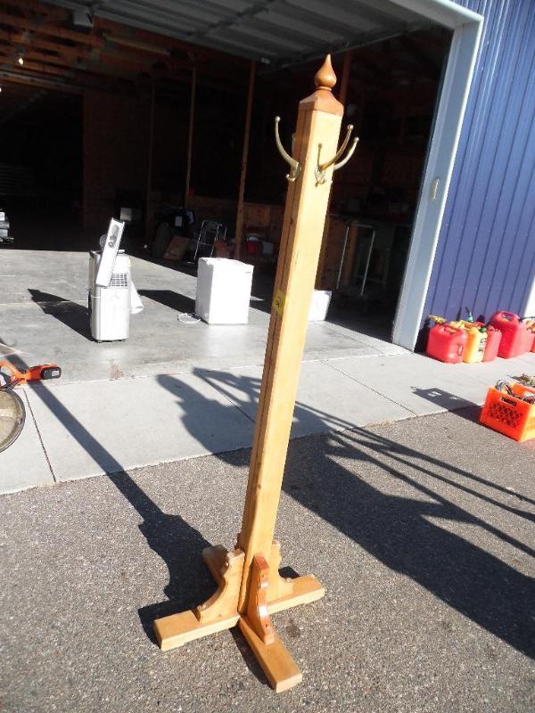 lot 21 image: Coat Rack