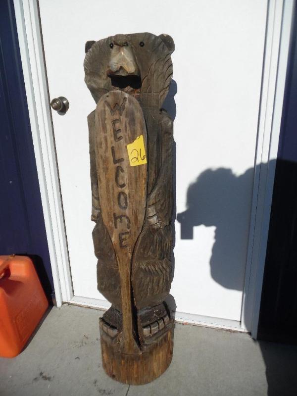 lot 26 image: Wooden Bear Welcome Sign