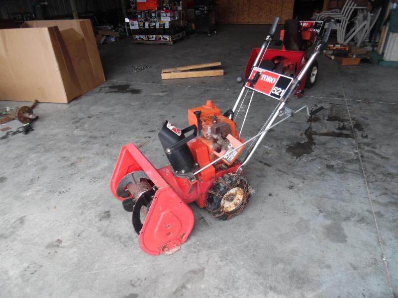 lot 3 image: Toro Snowblower