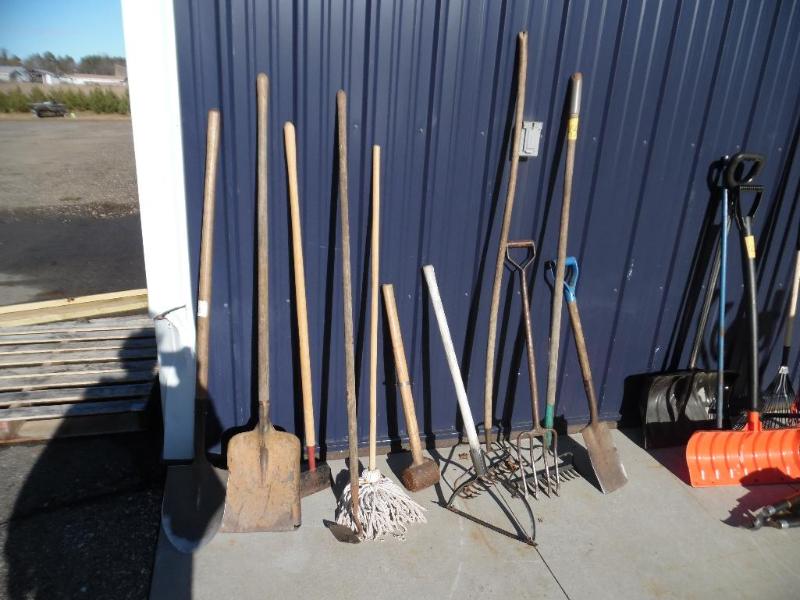 lot 33 image: Garden Tools