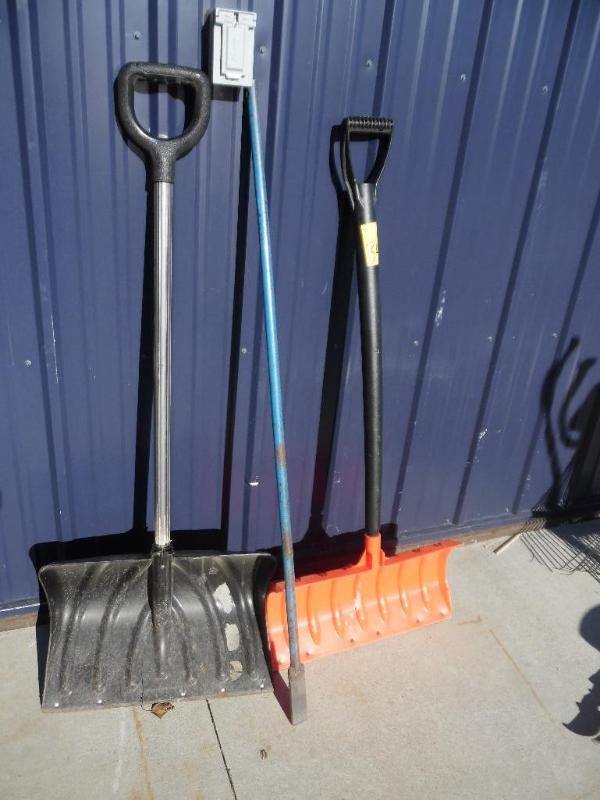 lot 34 image: Shovels
