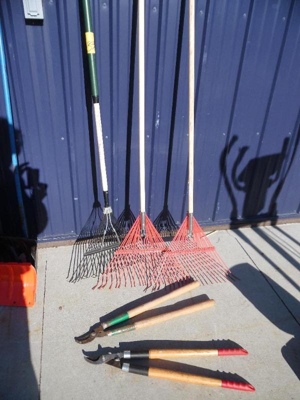 lot 35 image: Garden Tools