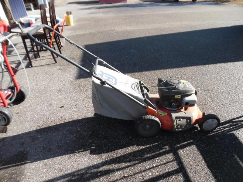 lot 4 image: Honda Push Mower With Bagger