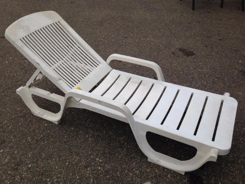 lot 41 image: Chaise Lounge Chair