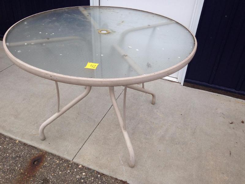 lot 42 image: Outdoor Table
