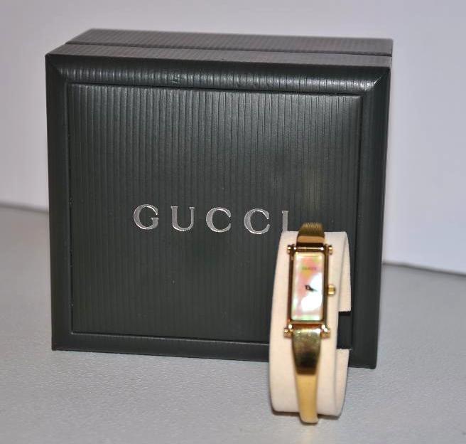 GUCCI ladies watch with box model 1500 with s...