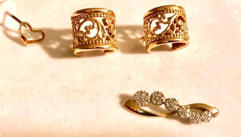 .585 14k Gold Earings, 14k gold diamond penda...