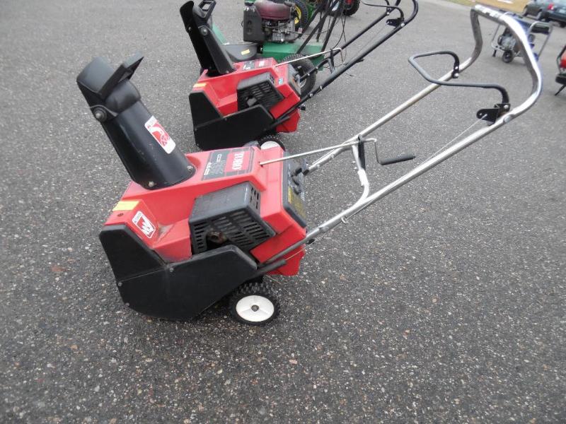 lot 10 image: Toro Snowblower