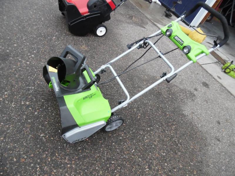 lot 13 image: Snow Thrower