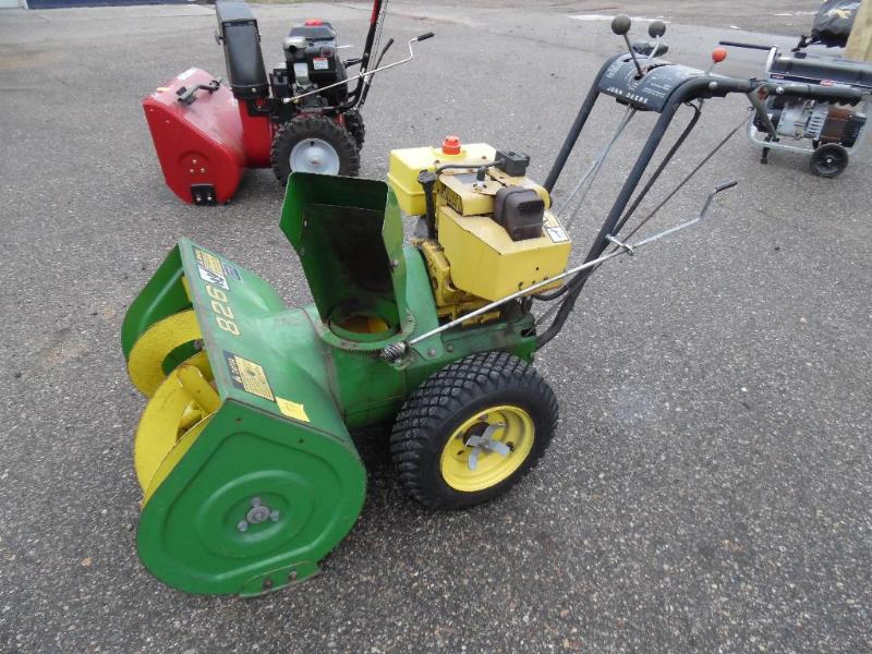 lot 4 image: John Deere 826 Snowblower