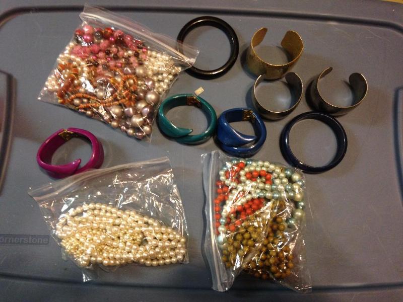 Mixed lot of jewelry