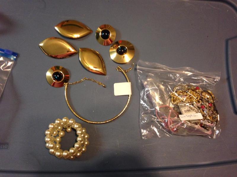 Mixed lot of jewelry