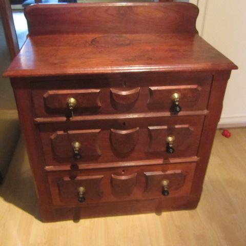 lot 6 image: Antique Bridal Chest