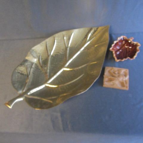lot 61 image: Gold Leaf Tray, Dish, Jester