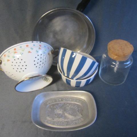 lot 67 image: Colander, Fry Pan, Bread Tray