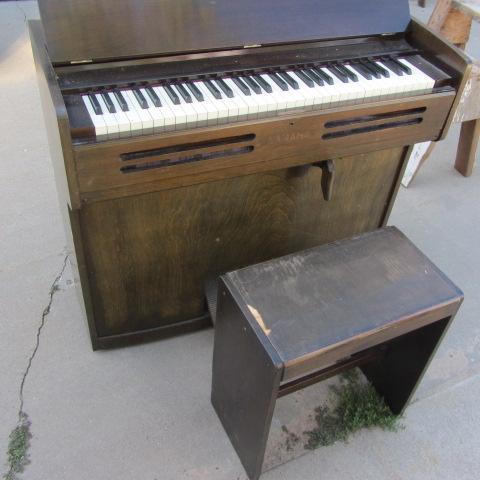 lot 1 image: Yamaha Organ