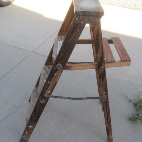 lot 11 image: Wood Ladder
