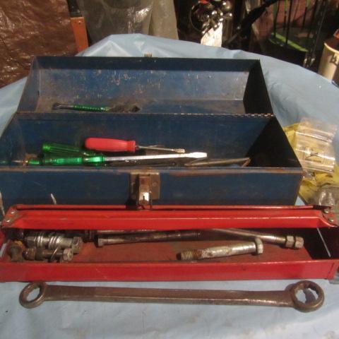 lot 114 image: Toolbox, Screwdrivers, Tools