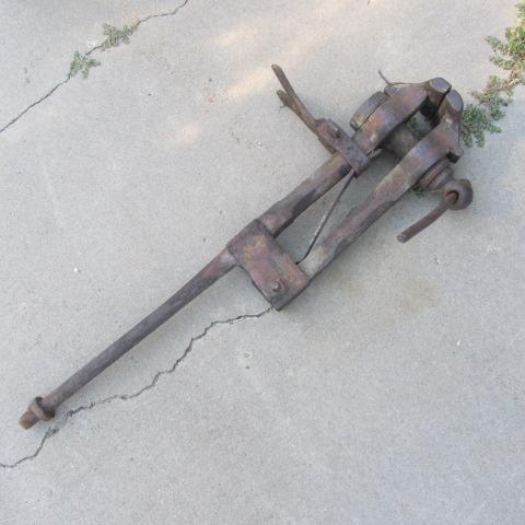 lot 12 image: Antique Post Vise