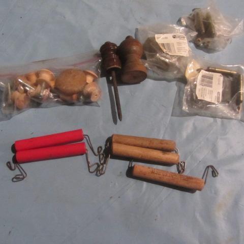 lot 140 image: Vintage Bag Carriers, Drawer Pulls