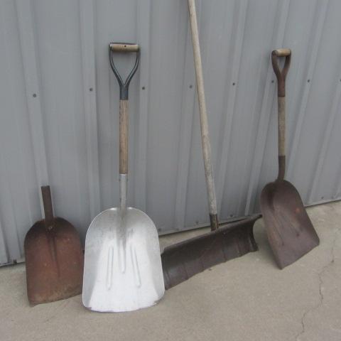 lot 25 image: Shovels