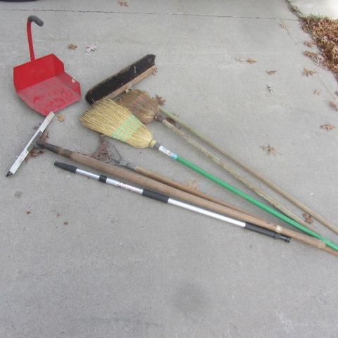 lot 27 image: Brooms, Mop