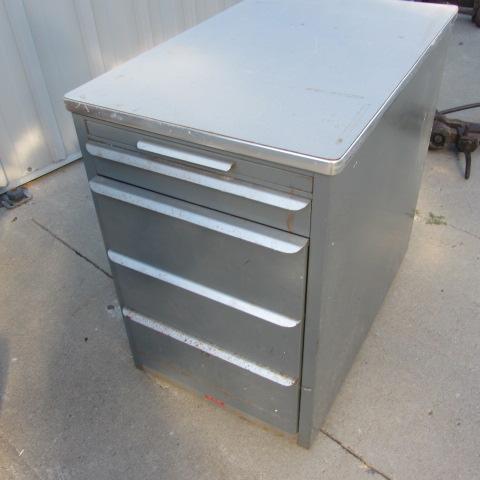 lot 4 image: File Cabinet