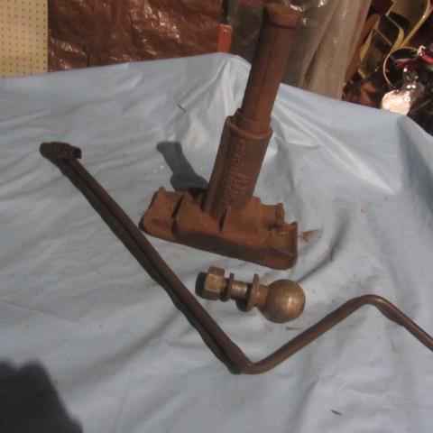 lot 41 image: Car Jack, Hitch Ball