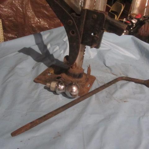 lot 42 image: Car Jack, Hitch Ball