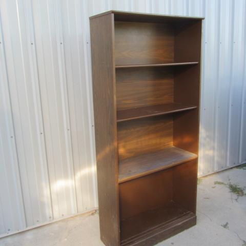 lot 8 image: Book Shelf