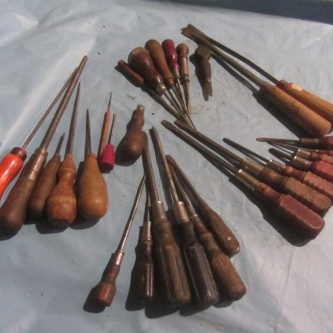 lot 86 image: Wood Handled Screwdrivers