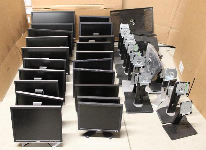 lot 41 image: Large Lot of 20 flat screen computer monitors...