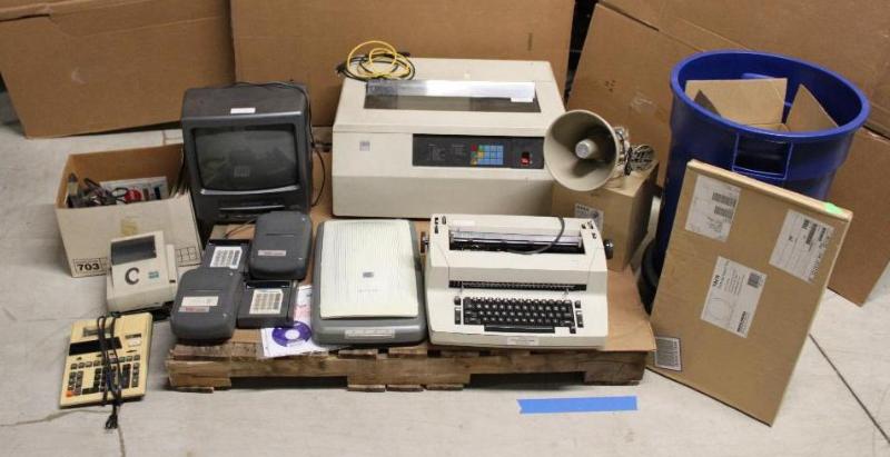 lot 62 image: Large Vintage Electronics Lot includes - IBM ...
