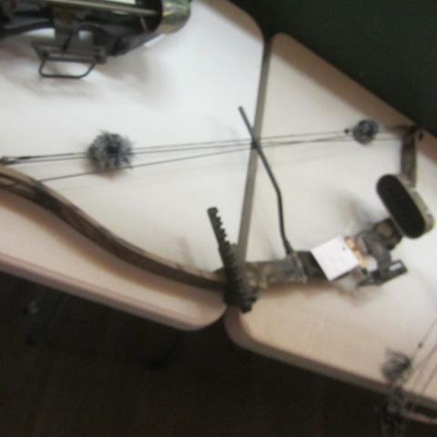 lot 153 image: Hoyt Compound Bow Package