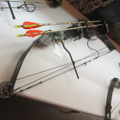 lot 158 image: PSE Lightening Compound Bow Package
