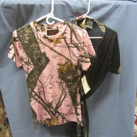 lot 48 image: Ladies T-Shirt & Robe