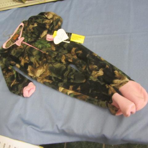 lot 92 image: Little Shooters Camo Sleeper