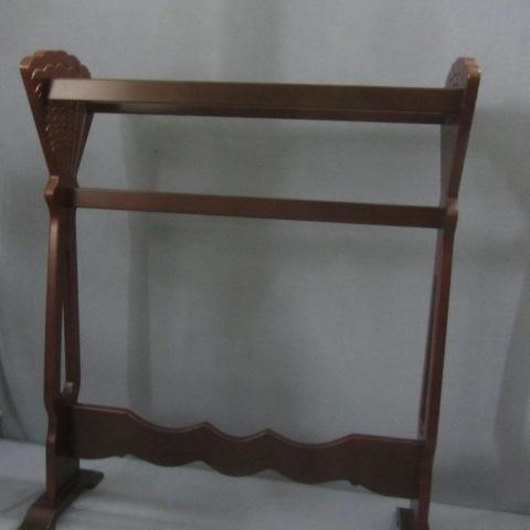 lot 22 image: Wood Quilt Rack
